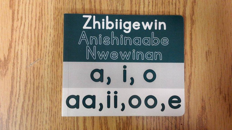 Zhibiigewin Anishinaabe Nwewinan (Baby's First Book) (BD)